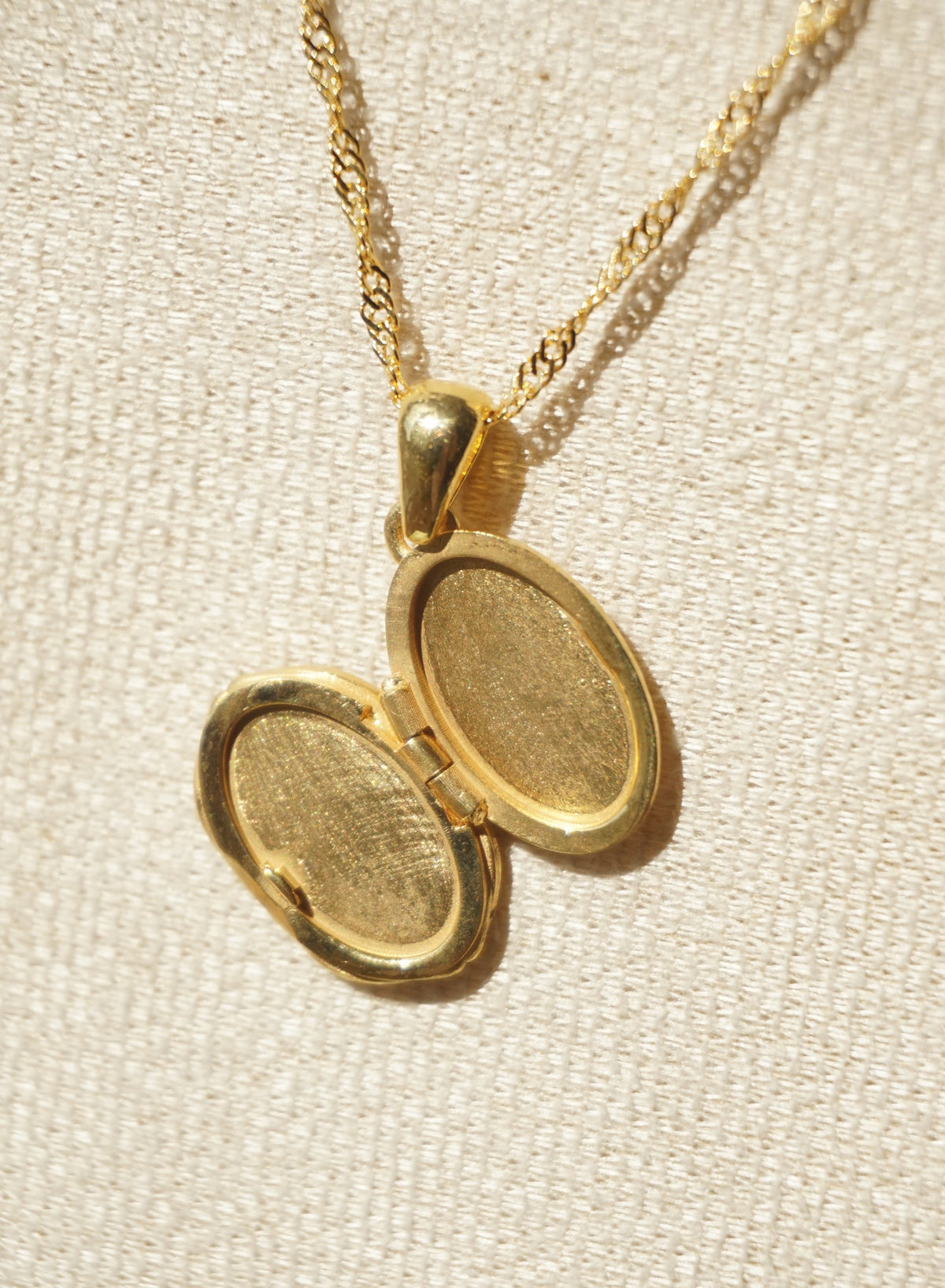 Noor 12 Locket